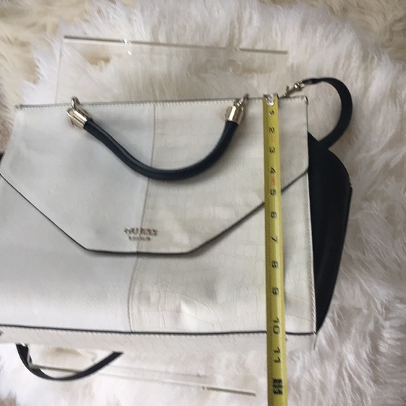 Guess color-block handbag 👜 - Picture 6 of 8